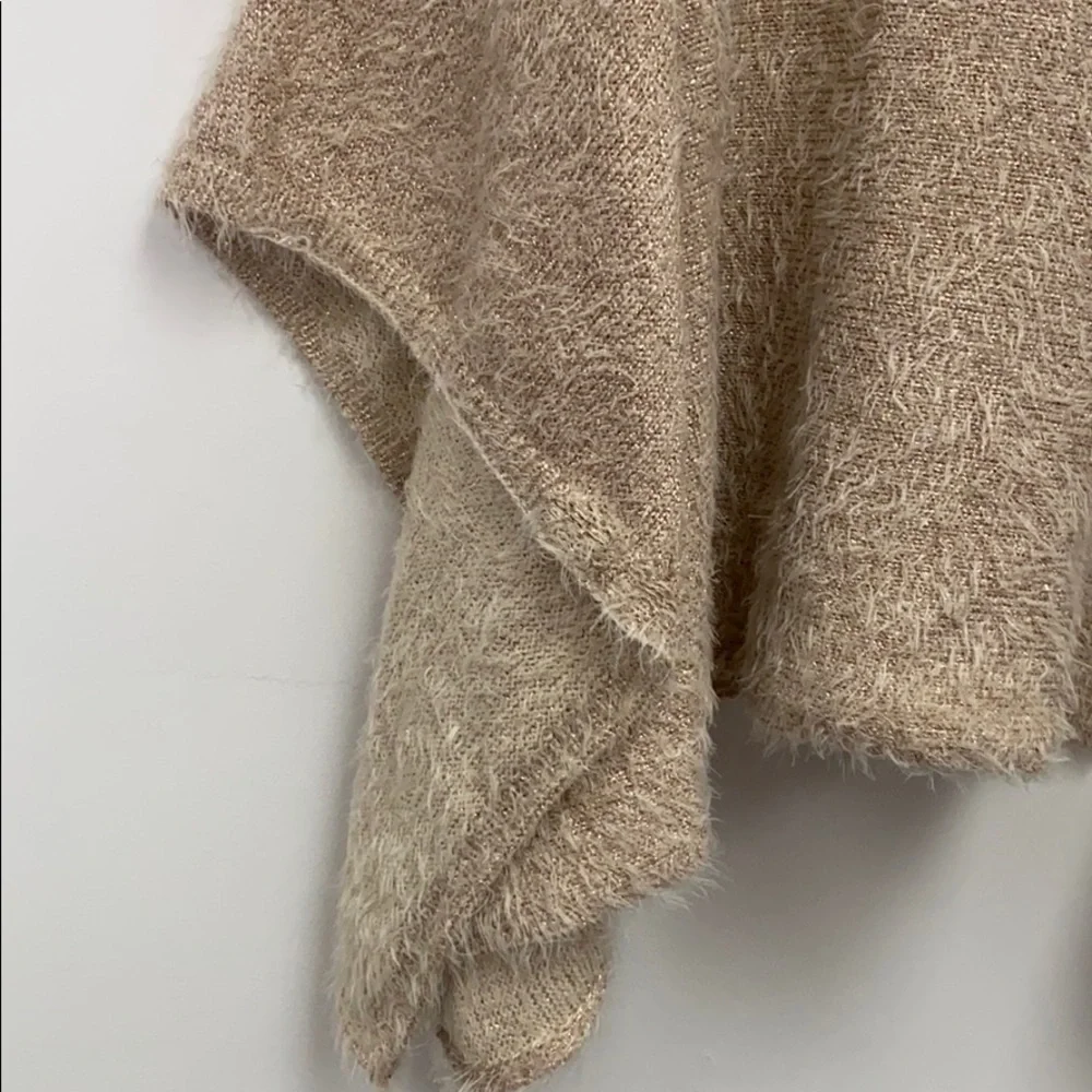 Akemi + Kin Eyelash Gold Leaf Lara Poncho